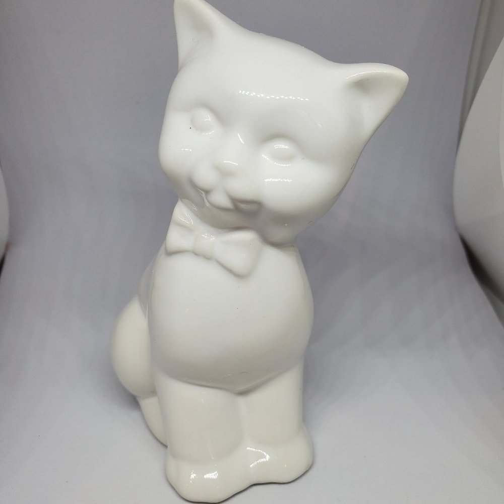 VINTAGE PORCELAIN CAT